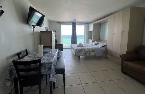 Sunny Isles Beach Condominio | Wake up to the sound of waves crashing on the shore and enjoy a cup of coffee.