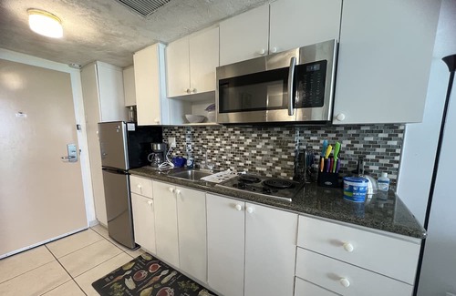 Sunny Isles Beach Condominio | Wake up to the sound of waves crashing on the shore and enjoy a cup of coffee.