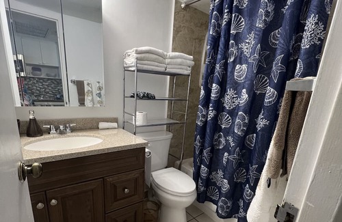 Sunny Isles Beach Condominio | Wake up to the sound of waves crashing on the shore and enjoy a cup of coffee.
