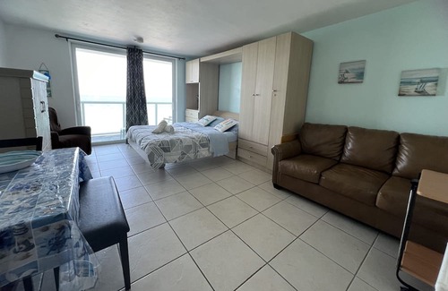 Sunny Isles Beach Condominio | Wake up to the sound of waves crashing on the shore and enjoy a cup of coffee.
