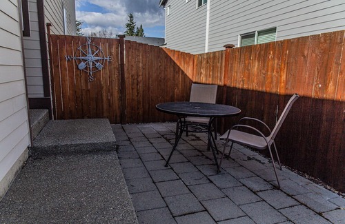 Enumclaw Apartamento | Modern 1 Bedroom Attached Apartment with separate driveway and entrance.
