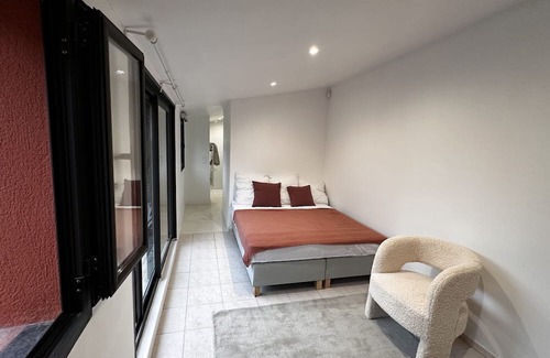 Saint-Cloud Casa | Holiday Home 'Villa' with Private Terrace and Wi-Fi