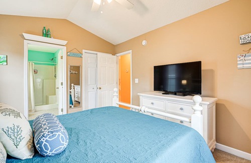 Garden City Villa | Murrells Inlet Villa w/ Pool: Walk to Beach!