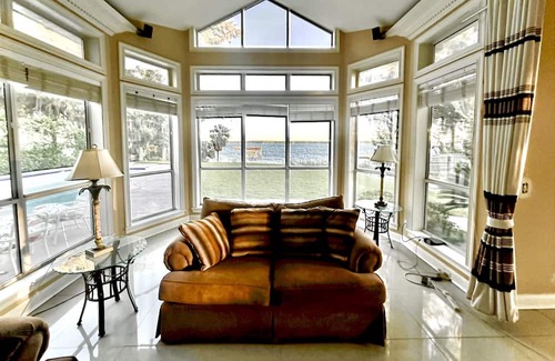 Orange Park Casa | Explorer Queen Room on Doctors Lake
