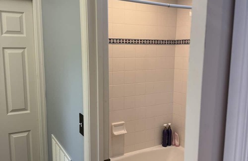 Orange Park Casa | Explorer Queen Room on Doctors Lake