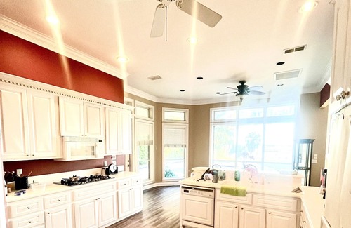 Orange Park Casa | Explorer Queen Room on Doctors Lake