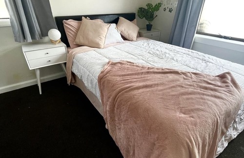Christchurch Casa | House with a heater pool for use all year round. 4 car parks available off road