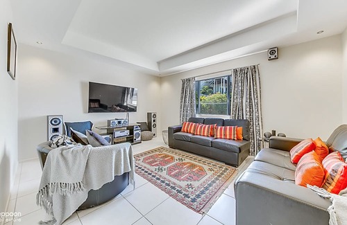 Yeppoon Casa | POOL WITH SEAVIEWS AND ENDLESS ENTERTAINING