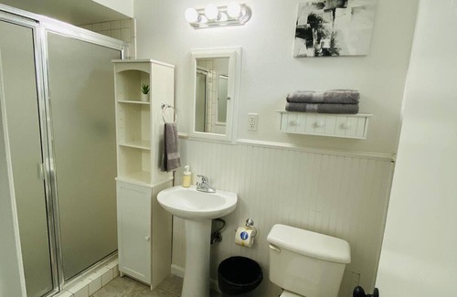 Yuma Casa | Spacious family friendly central home. Located near YRMC, Airport, & much more!