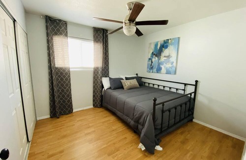Yuma Casa | Spacious family friendly central home. Located near YRMC, Airport, & much more!