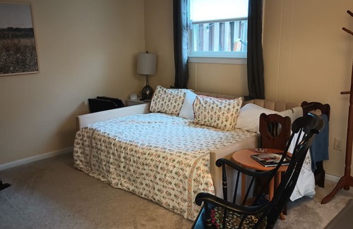 Wheaton Apartamento | Studio apartment with separate entrance below townhome in Wheaton Maryland.