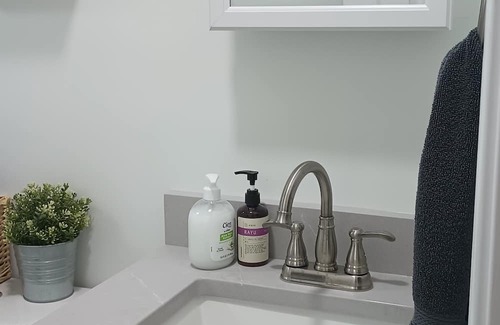Wheaton Apartamento | Studio apartment with separate entrance below townhome in Wheaton Maryland.