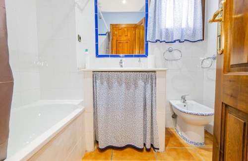 Zafarraya Cabaña | Cubo's La Casa de Tita Elvira 12 PAX / community pool / adapted bathroom
