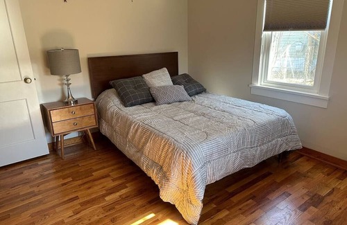 Ozark Casa | Bluebird Bungalow - Cute home in the heart of downtown Ozark!