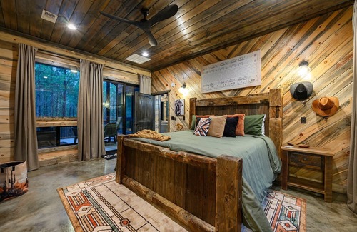 Pickens Cabina | I Cross My Heart, Honeymoon Cabin, EV Outlet