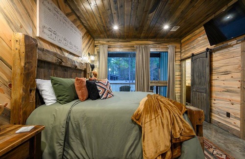 Pickens Cabina | I Cross My Heart, Honeymoon Cabin, EV Outlet