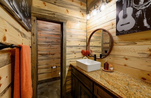 Pickens Cabina | I Cross My Heart, Honeymoon Cabin, EV Outlet
