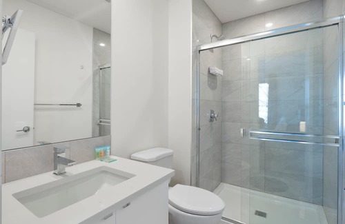 Bridgeland Casa | Discover Luxury With King Bed and Free Parking in Bridgeland