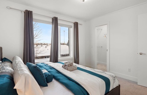 Bridgeland Casa | Discover Luxury With King Bed and Free Parking in Bridgeland