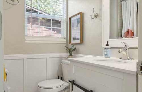 Tulsa Casa | Serene 2BR Retreat: Stylish, Safe & Family-Friendly Haven with Amenities Galore!