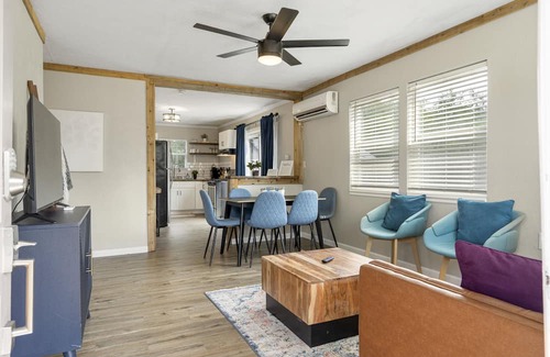Tulsa Casa | Serene 2BR Retreat: Stylish, Safe & Family-Friendly Haven with Amenities Galore!