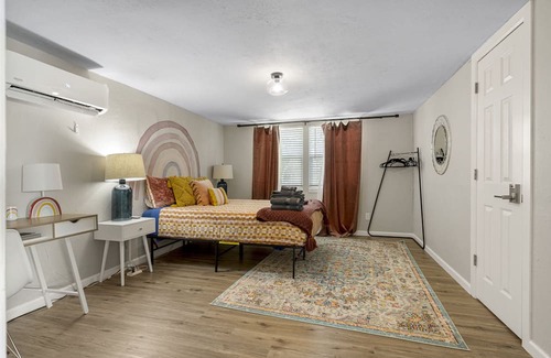 Tulsa Casa | Serene 2BR Retreat: Stylish, Safe & Family-Friendly Haven with Amenities Galore!