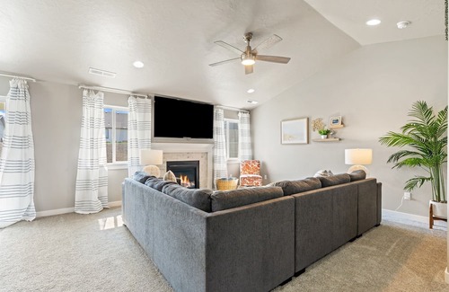 Caldwell Casa | New Indoor Sauna, Sleeps 8, SW Caldwell, Vallivue