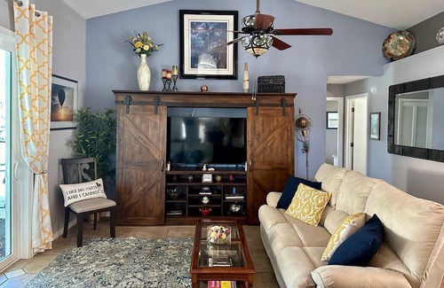 Boyette Springs Casa | Beautiful 40 ft Pool/Spa Home with Private Gym & Dedicated Office on Lake