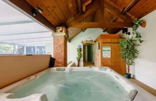 Newton-on-Rawcliffe Casa | Magpie cottage w pool in North Yorkshire