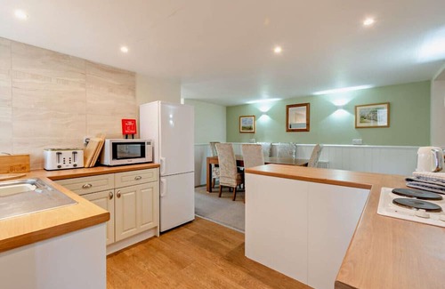 Newton-on-Rawcliffe Casa | Magpie cottage w pool in North Yorkshire
