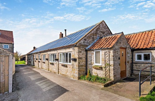 Newton-on-Rawcliffe Casa | Magpie cottage w pool in North Yorkshire