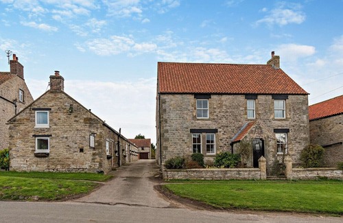 Newton-on-Rawcliffe Casa | Picturesque cottage w/pool in North York Moors