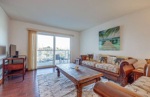 Hollywood Condominio | Oxnard Condo w/ Community Pool + View of Marina!
