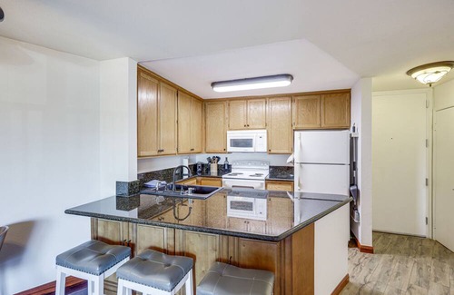 Hollywood Condominio | Oxnard Condo w/ Community Pool + View of Marina!