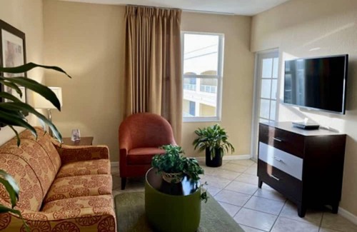 Weston Complejo | Weston offers an upscale community that thrives on golf, tennis, and spas.