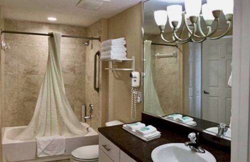 Weston Complejo | Weston offers an upscale community that thrives on golf, tennis, and spas.