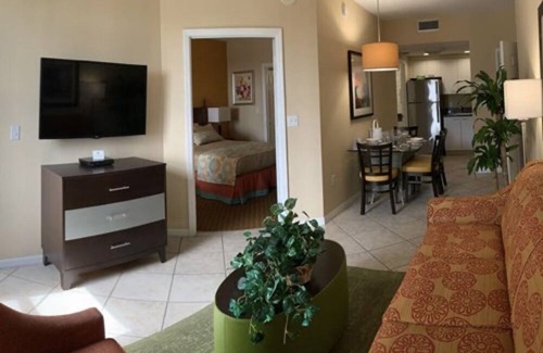 Weston Complejo | Weston offers an upscale community that thrives on golf, tennis, and spas.