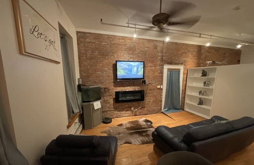 Poughkeepsie Apartamento | Downtown Loft. In Poughkeepsie. Walking distance to Civic Center. Pet friendly