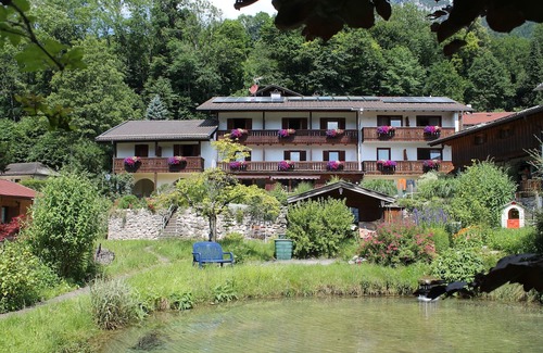 Bad Reichenhall Apartamento | Gemütliche Ferienwohnung Mitten im Grünen mit Badeteich und Direktem Bergblick!