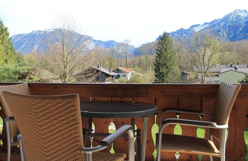 Bad Reichenhall Apartamento | Gemütliche Ferienwohnung Mitten im Grünen mit Badeteich und Direktem Bergblick!