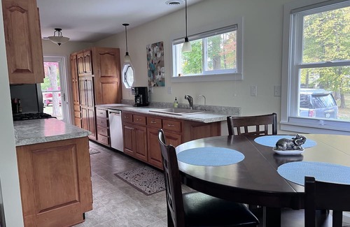 Elk Rapids Cabaña | New - Cute Elk Rapids Cottage - close to Horse Show.