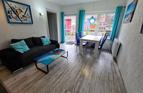 Joachimsthal Casa | Holiday Home 'Bungalow Blau 2 Schlafzimmer' with Private Terrace, Shared Garden and Wi-Fi