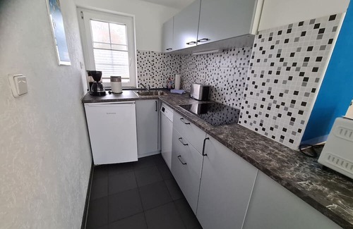 Joachimsthal Casa | Holiday Home 'Bungalow Blau 2 Schlafzimmer' with Private Terrace, Shared Garden and Wi-Fi
