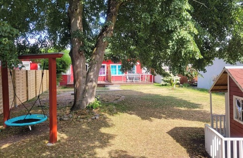 Joachimsthal Casa | Holiday Home 'Bungalow Blau 2 Schlafzimmer' with Private Terrace, Shared Garden and Wi-Fi