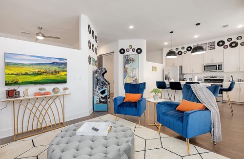 Rolling Mill Hill Apartamento | Groovy Nashville: Parking, Pool, Gym, Terrace. So close to Broadway & Downtown!