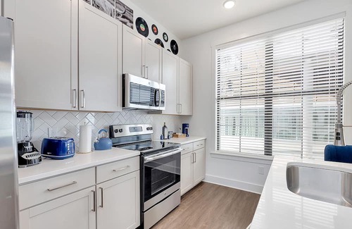 Rolling Mill Hill Apartamento | Groovy Nashville: Parking, Pool, Gym, Terrace. So close to Broadway & Downtown!
