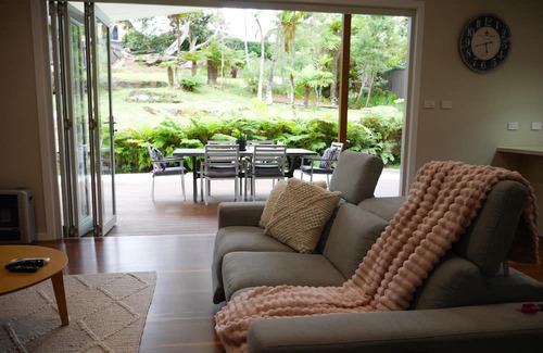 Caringbah South Casa | Luxury 2 story home in Yowie Bay. Close to Sydney CBD & Cronulla Beach