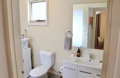 Thornlie Villa | Stylish Thornlie 2BR Escape