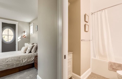 Southwest Mission Casa | This house is a 3 bedroom(s), 3.5 bathrooms, located in Kelowna, BC.
