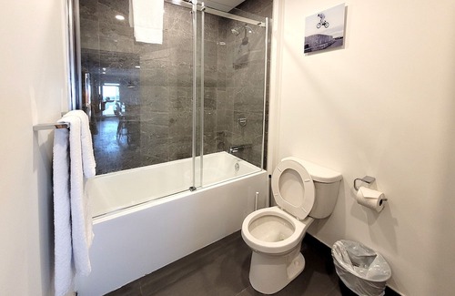 Fabreville Apartamento | Corporate Stays - Le James - 3 Bedroom Apartment with AC and WIFI in Laval